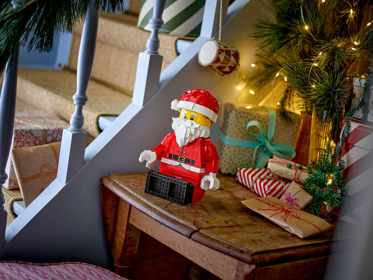 Up-Scaled Santa Minifigure - 40820