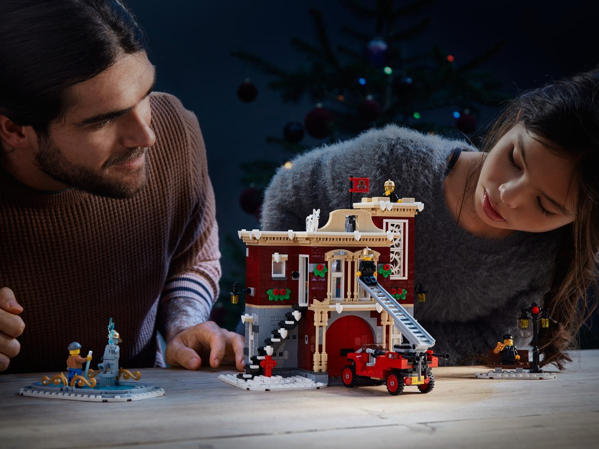 Winter Village Fire Station - 10263
