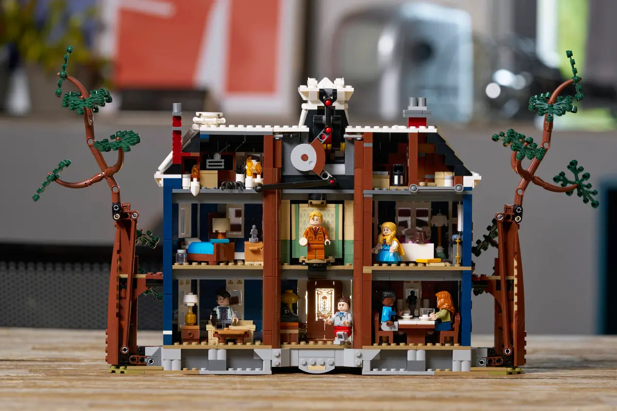 Stranger Things: The Creel Family Home - 11370