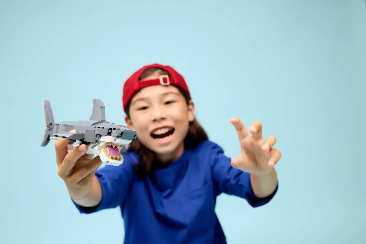 Wild shark with treasure chest - 31381