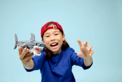 Wild shark with treasure chest - 31381