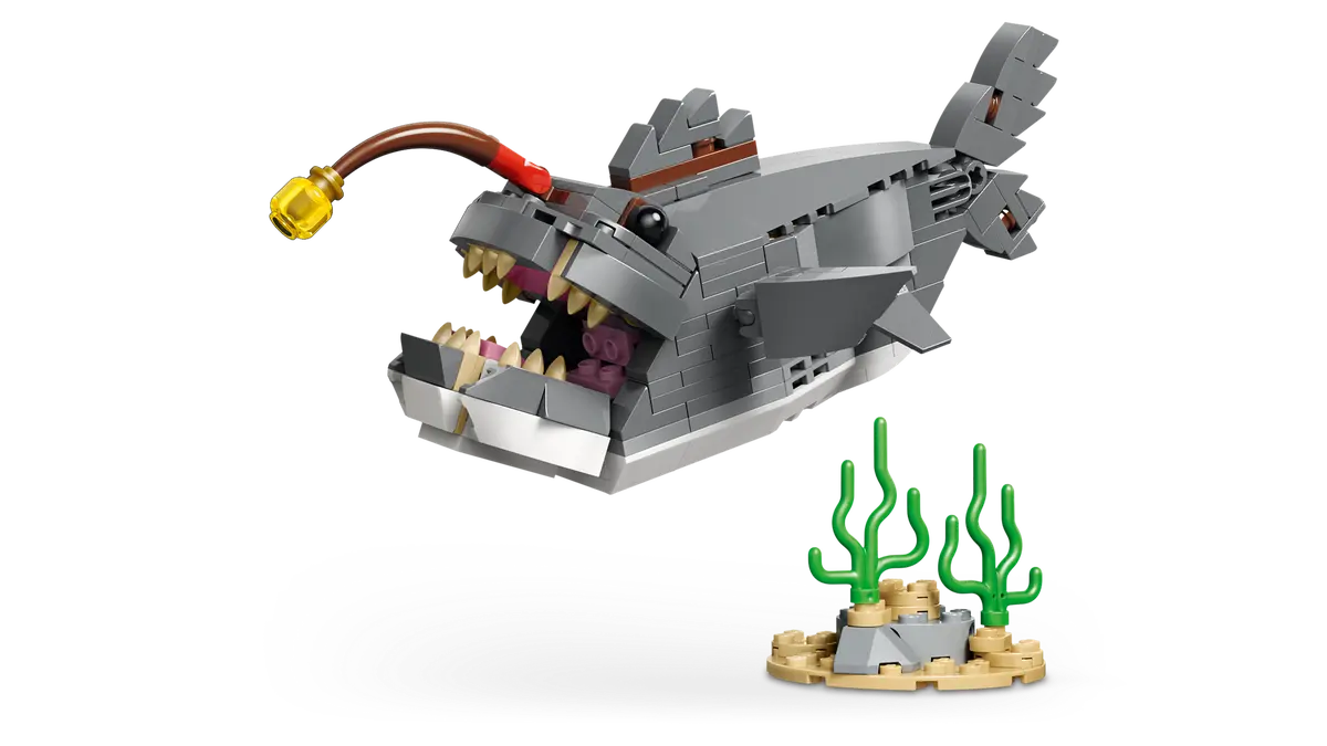 Wild shark with treasure chest - 31381