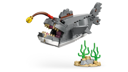 Wild shark with treasure chest - 31381