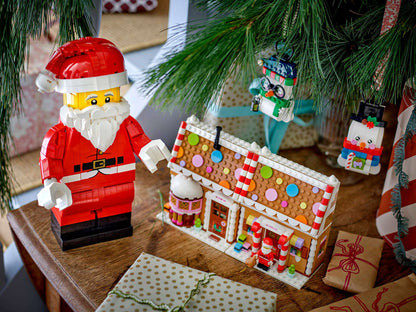 Up-Scaled Santa Minifigure - 40820