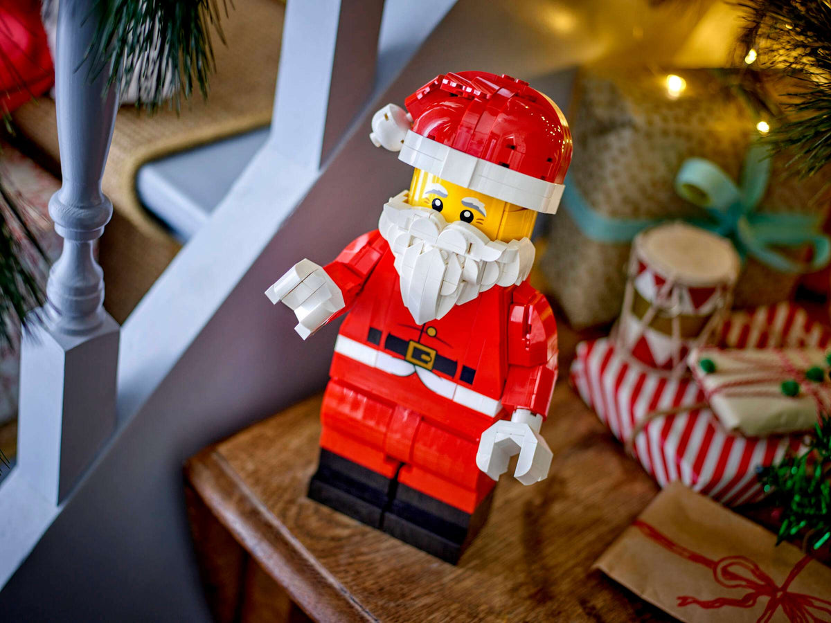 Up-Scaled Santa Minifigure - 40820