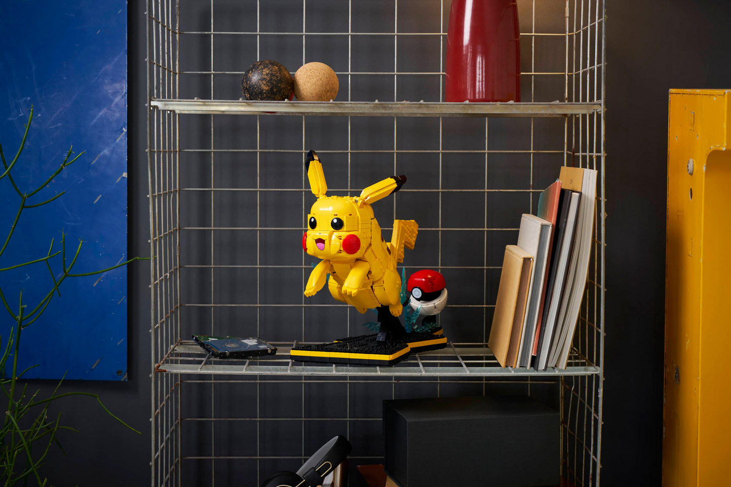 Pikachu and Poké Ball - 72152