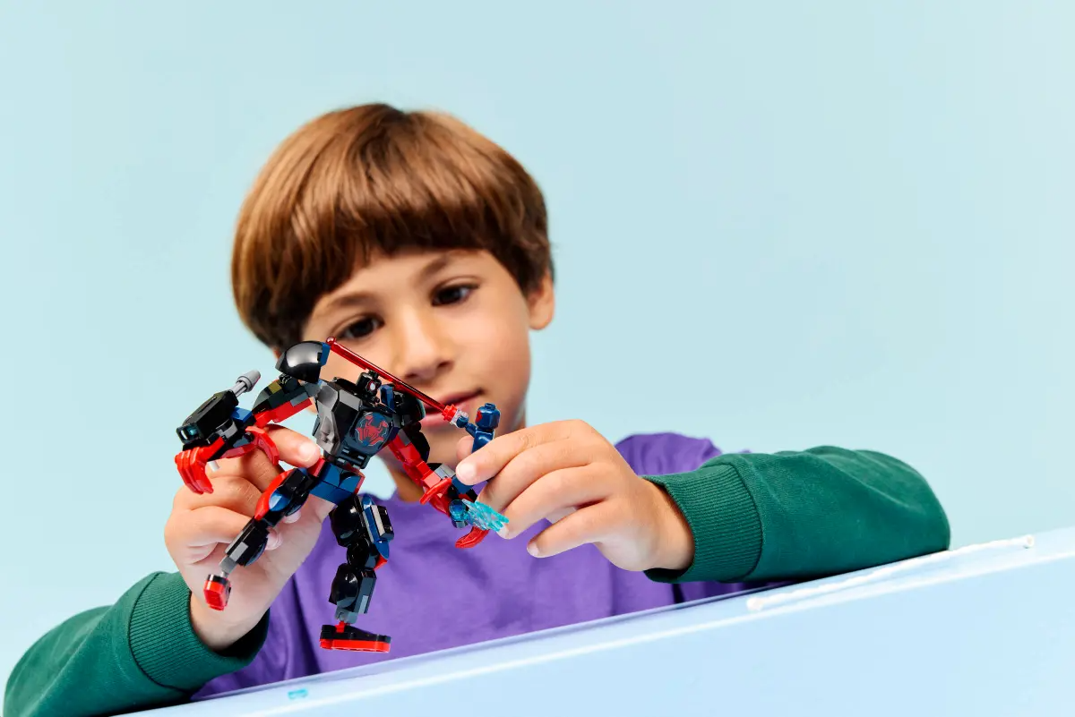 Miles Morales mecha vs. Spider-Man 2099 - 76337