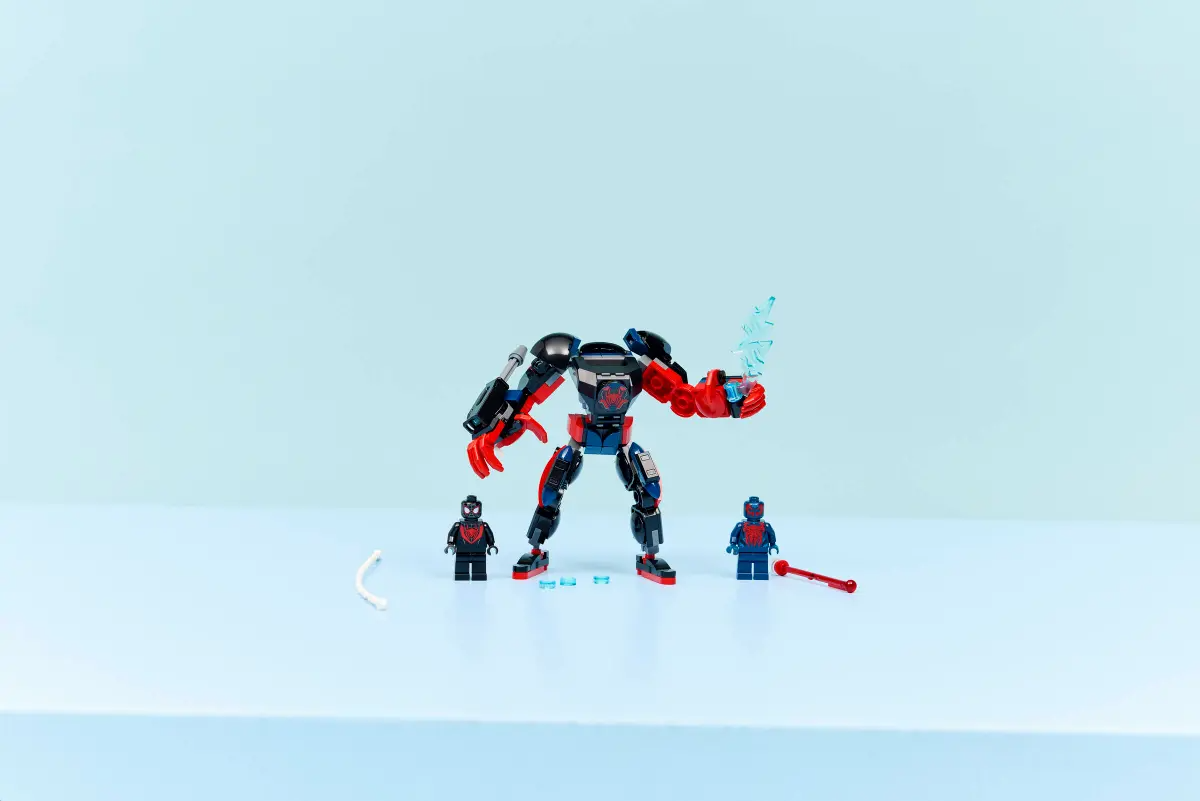 Miles Morales mecha vs. Spider-Man 2099 - 76337
